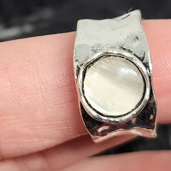 Mother Of Pearl 925 Sterling Silver Shell Ring. - Picture 4 of 8
